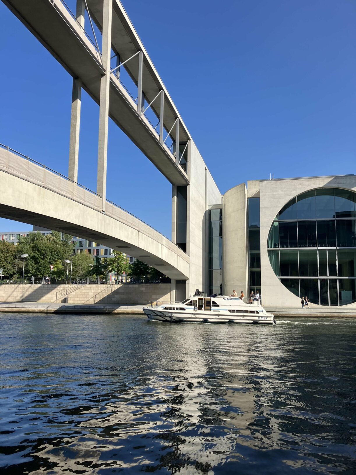 Berlin hinter dem Regierungsgebäude