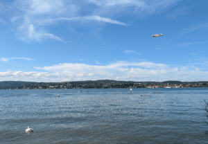 Der Bodensee mit Zeppelin