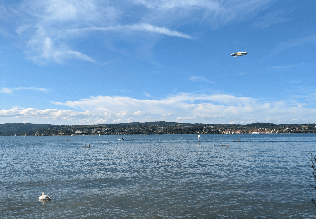 Der Bodensee mit Zeppelin