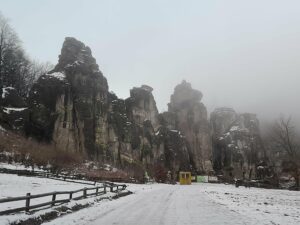 Die Externsteine im leichten Nebel