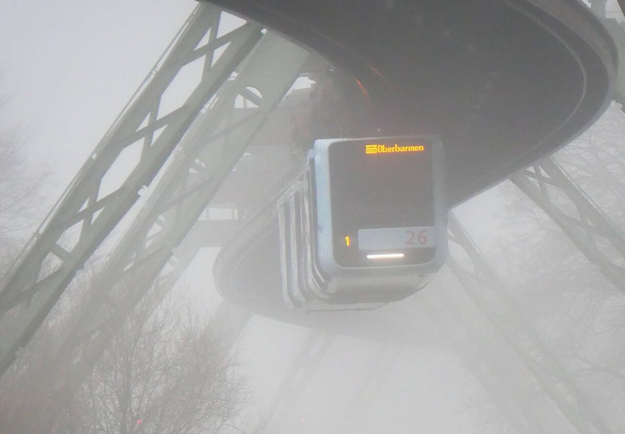 Die Wuppertaler Schwebebahn im dichten Nebel