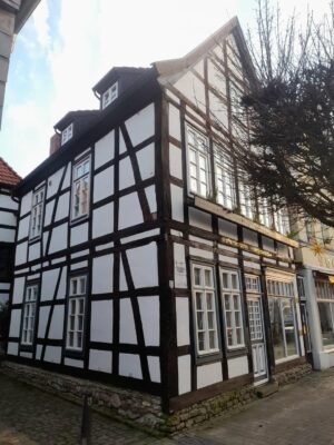 Die ehemalige Fachwerksynagoge und das Wohnhaus des Rabbiner in Detmold. Bis 1905 wurden die Gebäude von der jüdischen Gemeinde benutzt. Dahinter befindet sich die Gedenkstätte für die Opfer der nationalsozialistischen Gewaltherrschaft