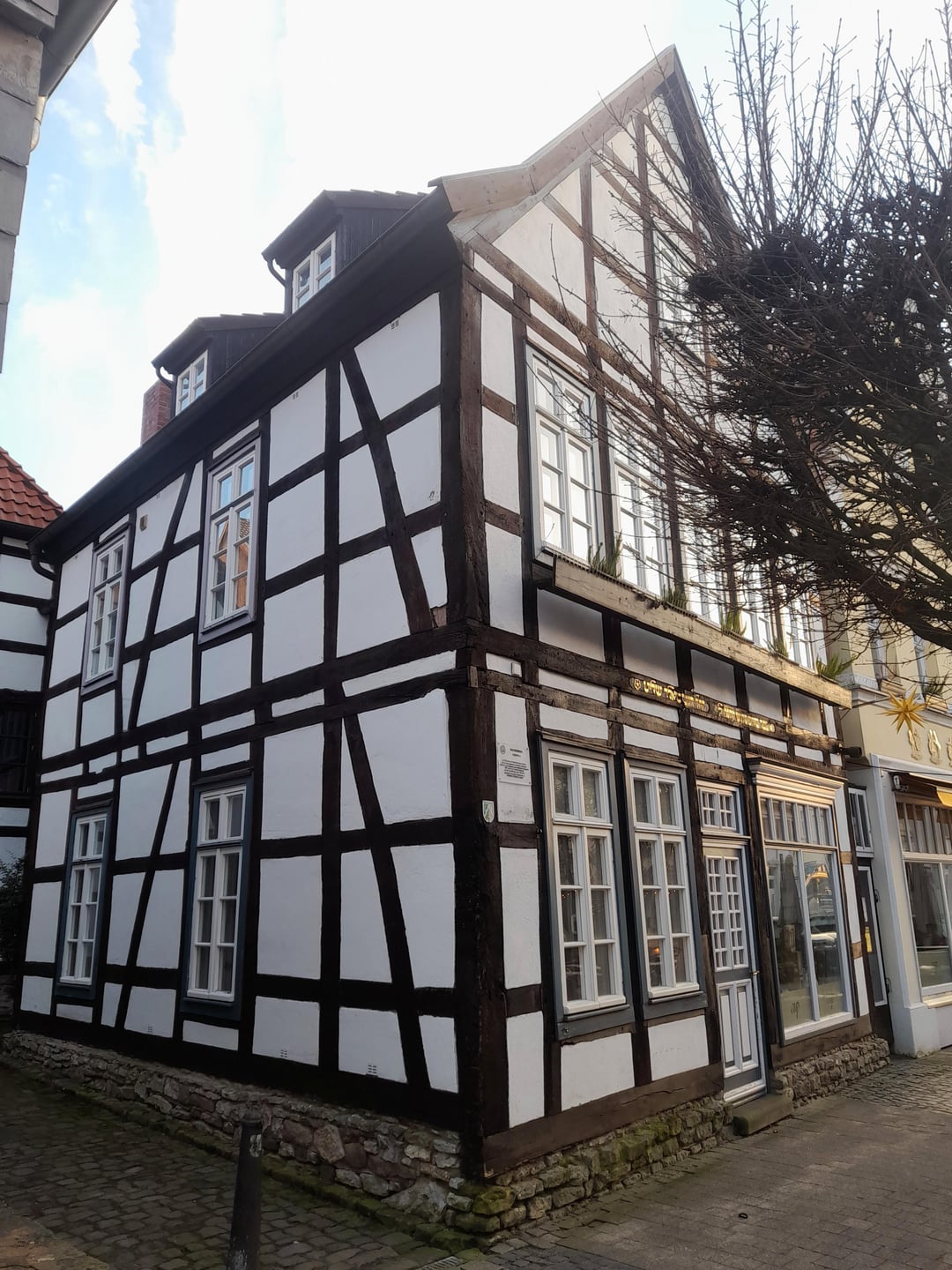 Die ehemalige Fachwerksynagoge und das Wohnhaus des Rabbiner in Detmold. Bis 1905 wurden die Gebäude von der jüdischen Gemeinde benutzt. Dahinter befindet sich die Gedenkstätte für die Opfer der nationalsozialistischen Gewaltherrschaft