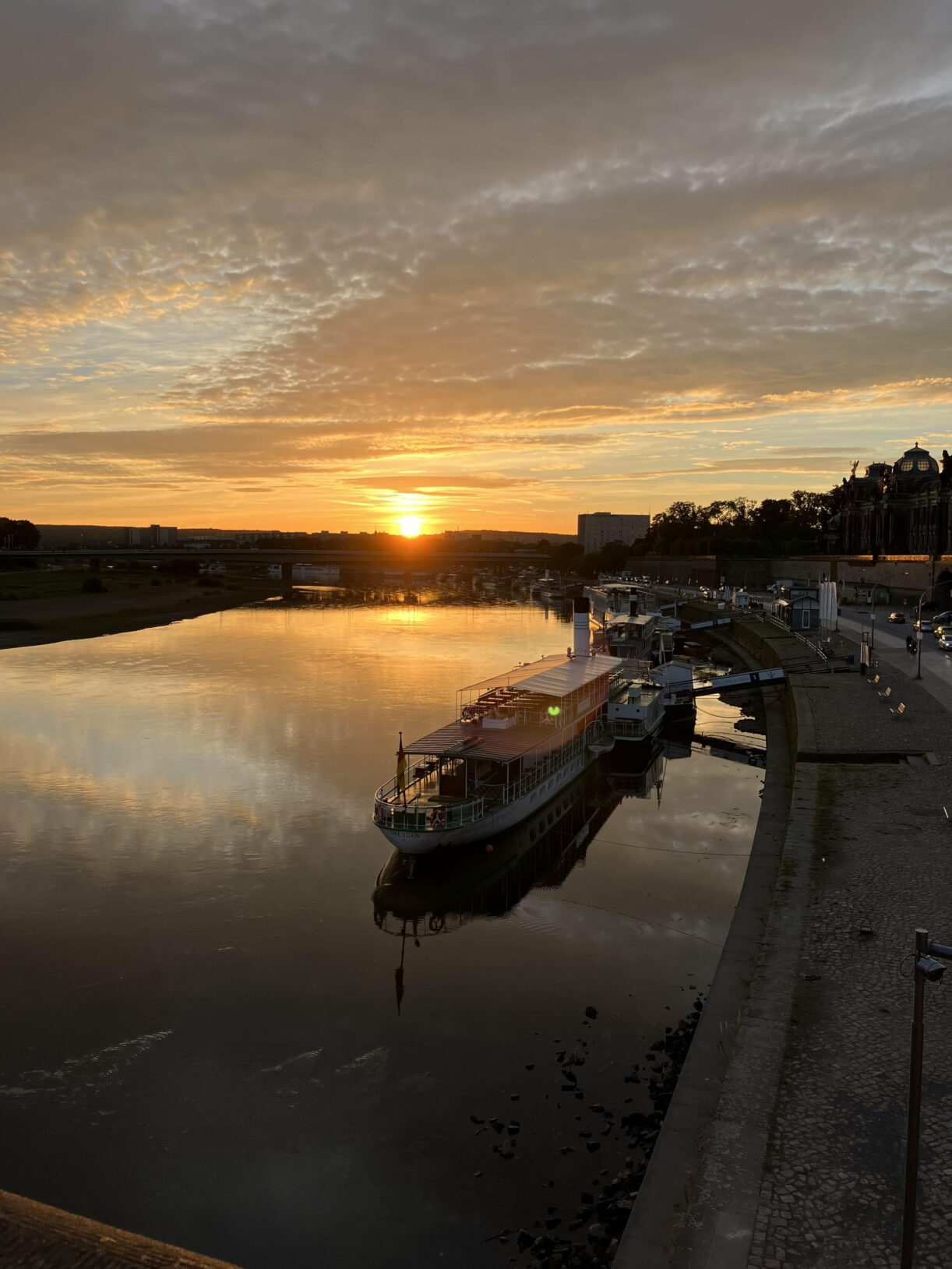 Dresden Sonnenaufgang and der Elbe