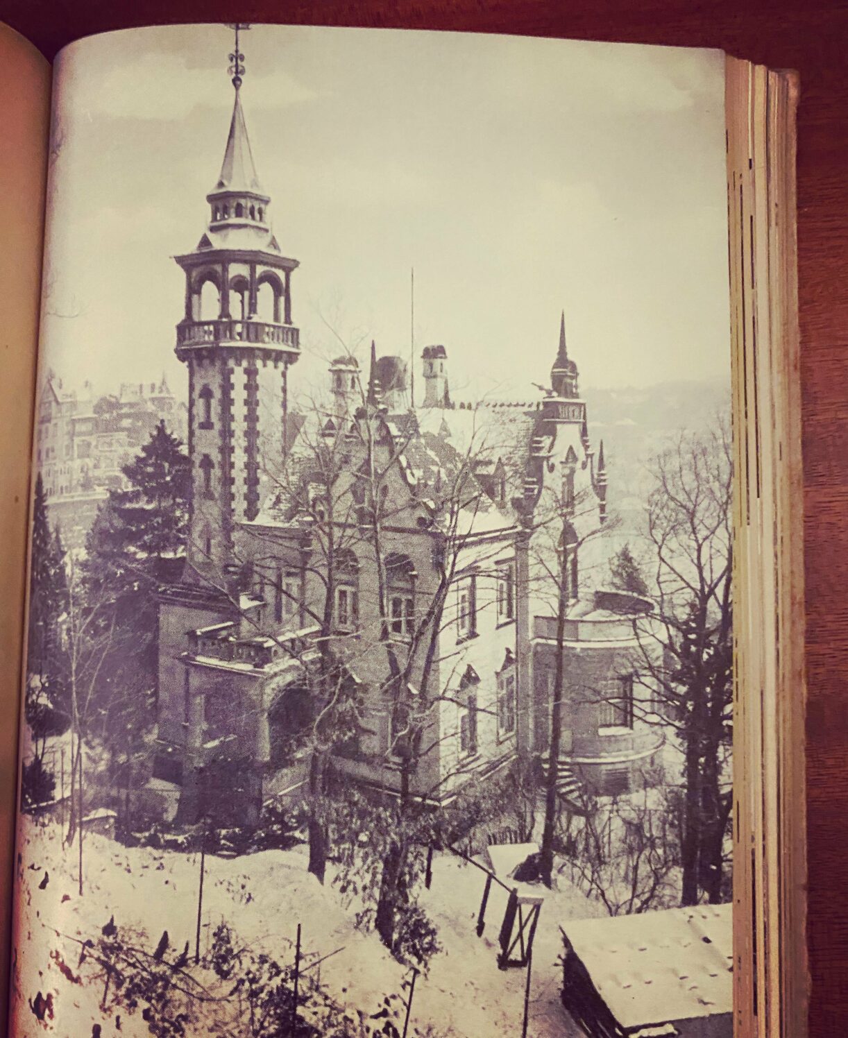 Ein sehr altes Foto der Villa san Remo auf dem weißen Hirsch in Dresden - frühere Residenz des Amerikanischen Agenten Noble ( genaue Datierung ist nicht möglich da dieses Foto aus einem Buch aus der ddr stammt geschätzt ist das Bild wohl von ~1955 )