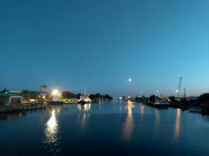 Hafenblick mit Mond