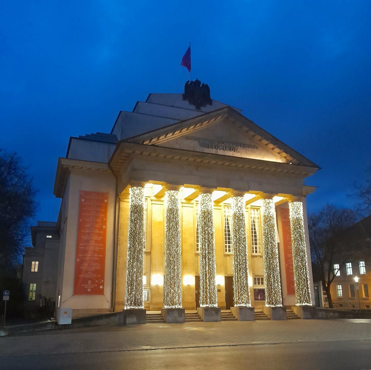 Unser Landestheater im Abendlicht