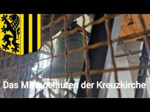 Dresden (Sachsen) Das Mittagsläuten der Kreuzkirche (Turmaufnahme)