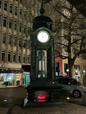 Die Kröpcke Uhr ist schwanger | Hannover - von kawur4life