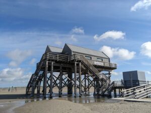 Ein interessantes Toilettenhäuschen an Strand von St. Peter-Ording