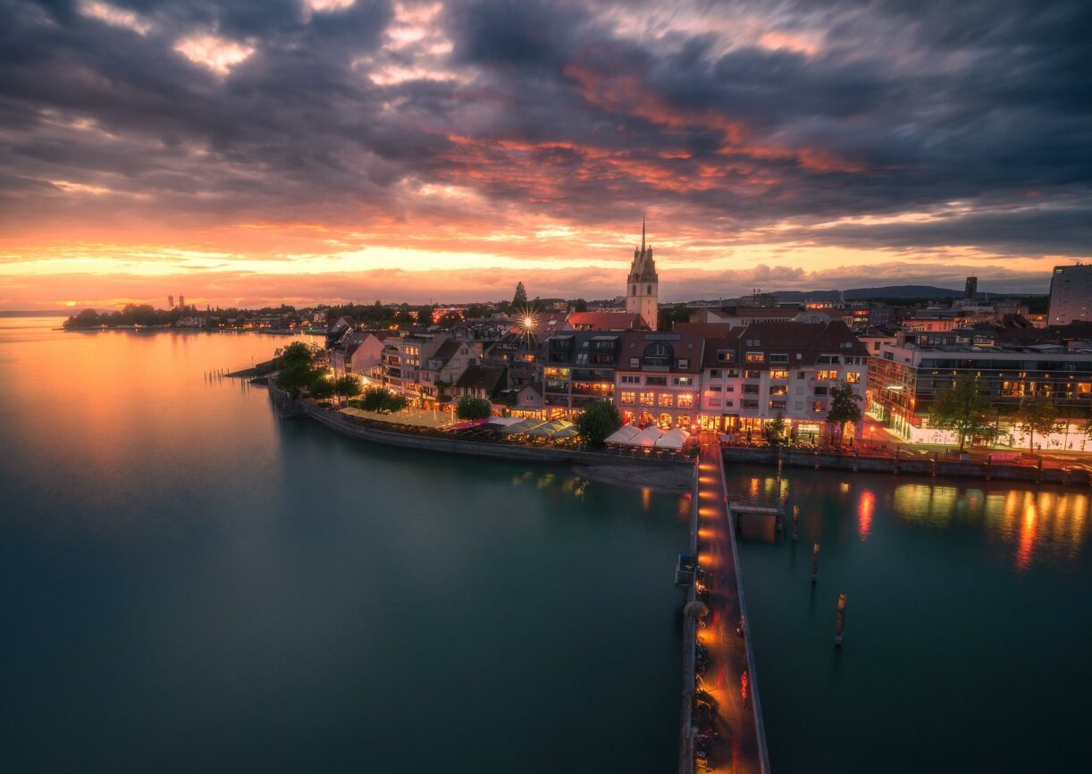 Farbenfroher Sonnenuntergang über Friedrichshafen am Bodensee