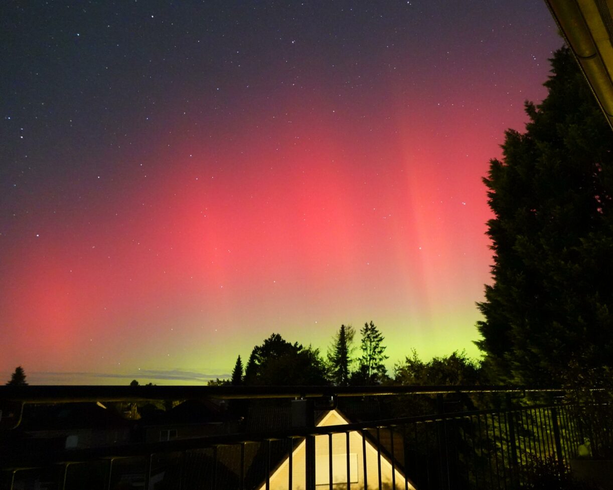 Helles Polarlicht mitten in Pinneberg vom Balkon aus.