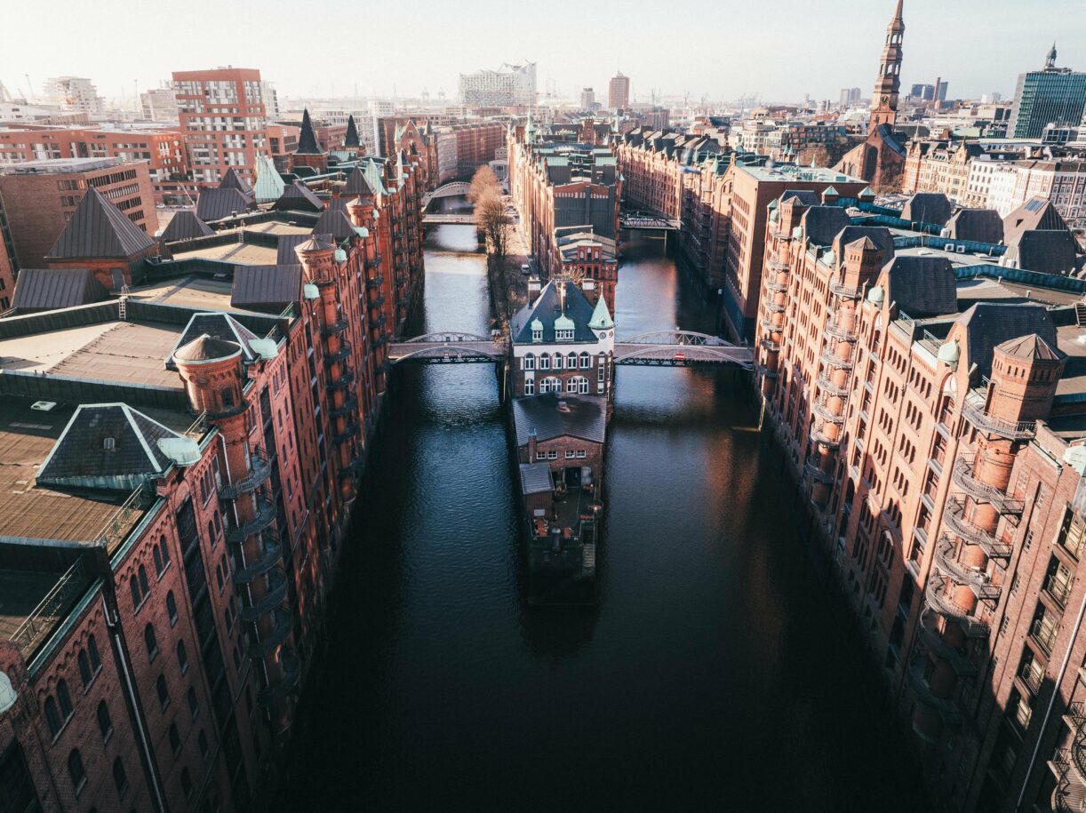 [OC] Das Hamburger Wasserschloss in der Speicherstadt aus einer anderen Perspektive