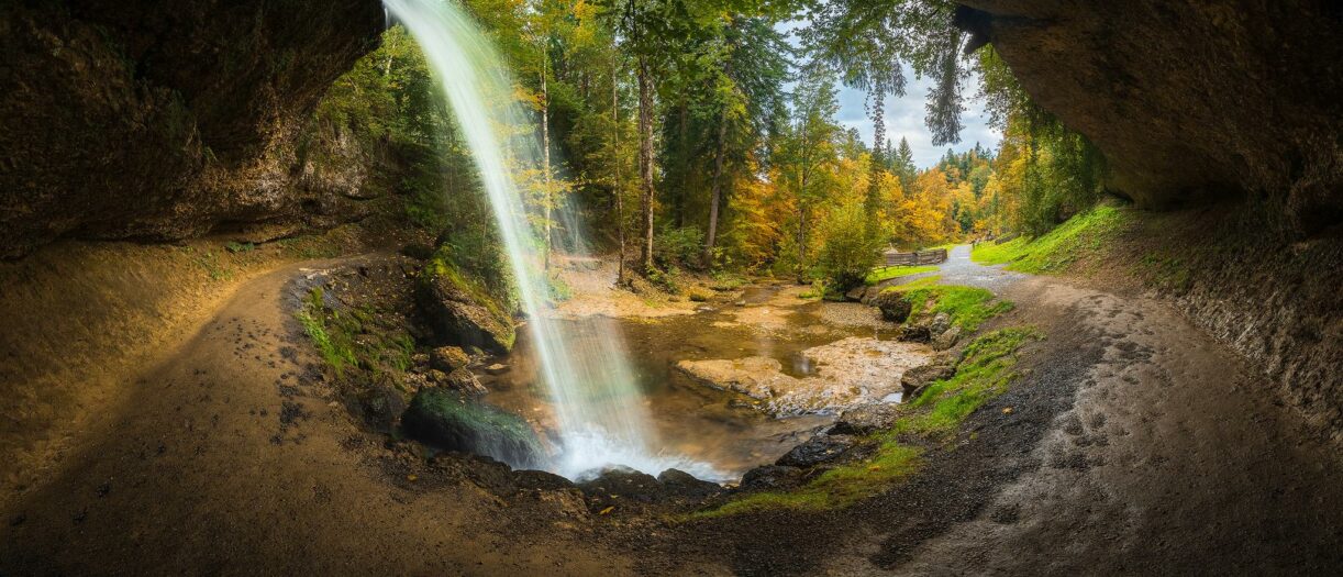 Panorama-Aufnahme hinter einem Wasserfall bei Scheidegg im Allgäu