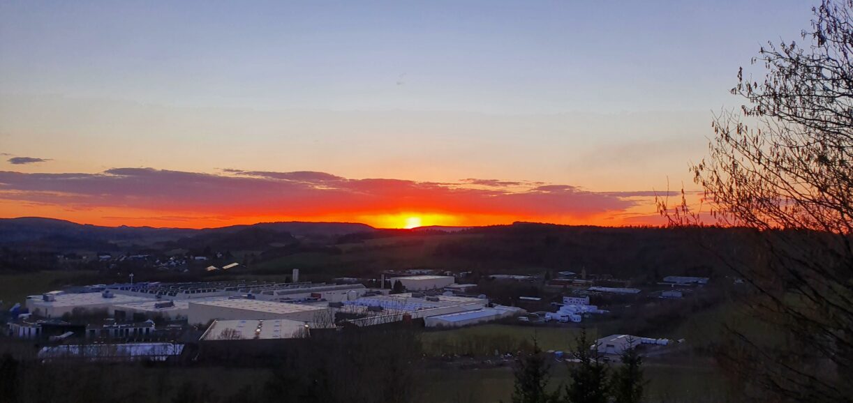 Sonnenuntergang über dem Gerolsteiner Sprudel