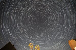 Startrails aufgenommen in der Kölner Innenstadt. Eine Art der Aufnahme die auch in hell erleuchteten Innenstädten super funktioniert