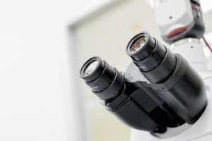 Wissenschaftlicher Mitarbeiter mit akademischem Abschluss