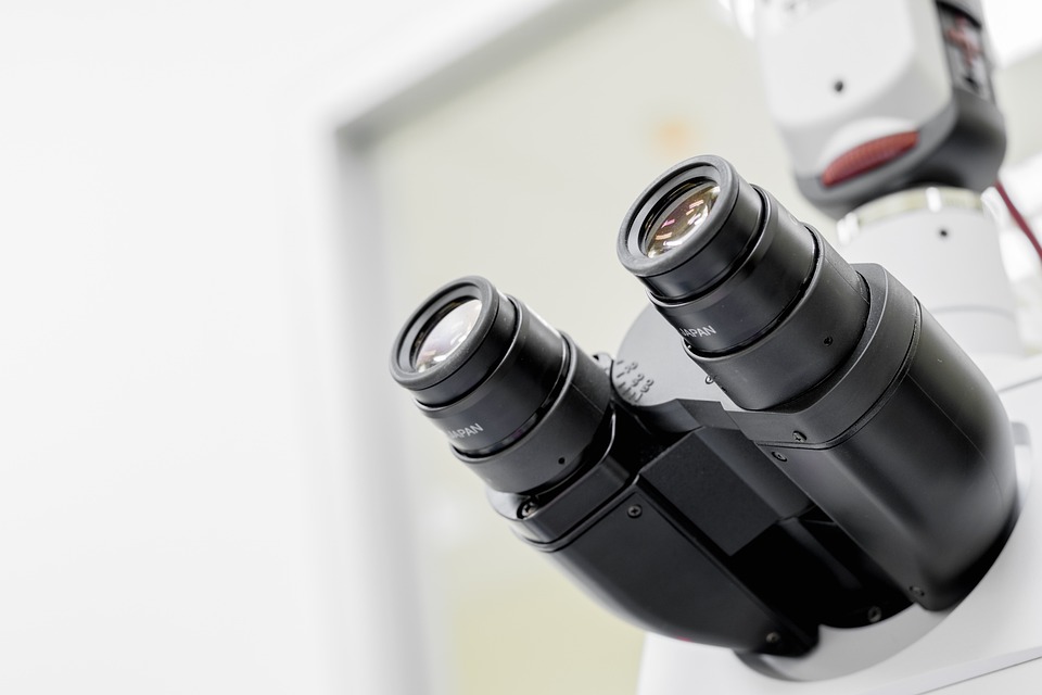 Wissenschaftlicher Mitarbeiter mit akademischem Abschluss