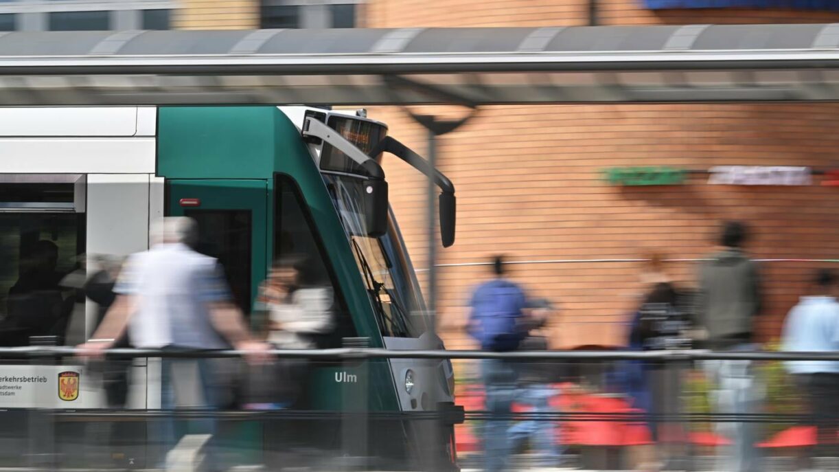 Vater mit Kleinkind in Potsdam aus der Tram geworfen