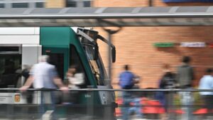 Vater mit Kleinkind in Potsdam aus der Tram geworfen