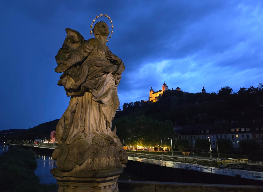 Alte Mainbrücke in Würzburg zur blauen Stunde